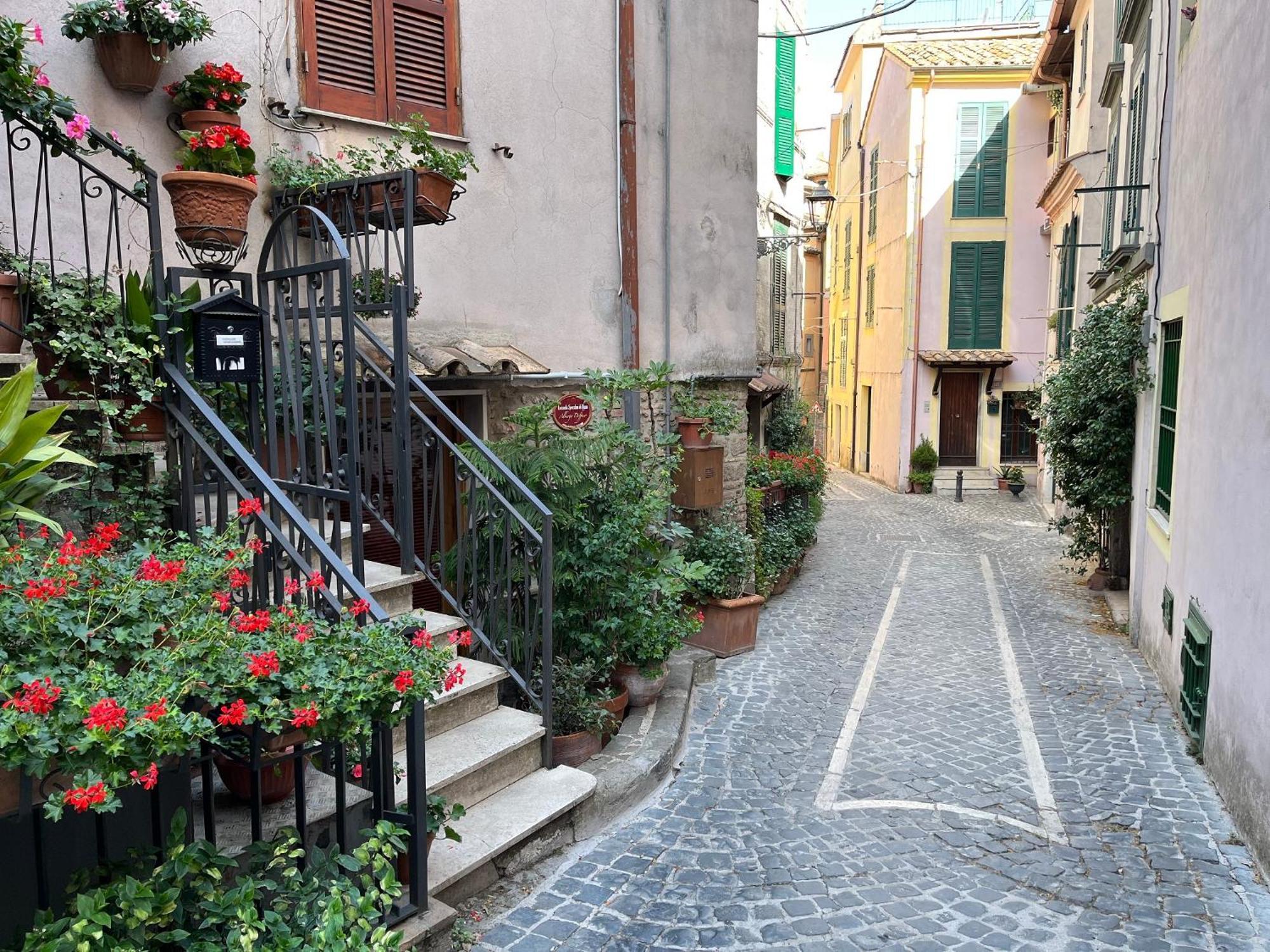 Albergo Diffuso Locanda Specchio Di Diana Немі Екстер'єр фото